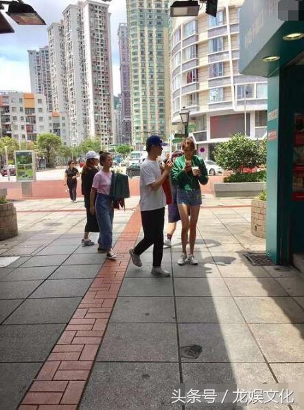 你给关晓彤的腿打多少分？网友：大海啊全是水，关晓彤啊全是腿！