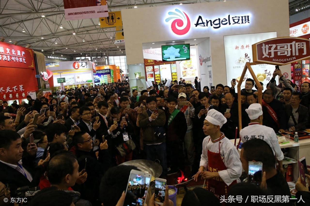 农民工田波：靠一根拉面走红，现在年收入20万，还收了一个女徒弟