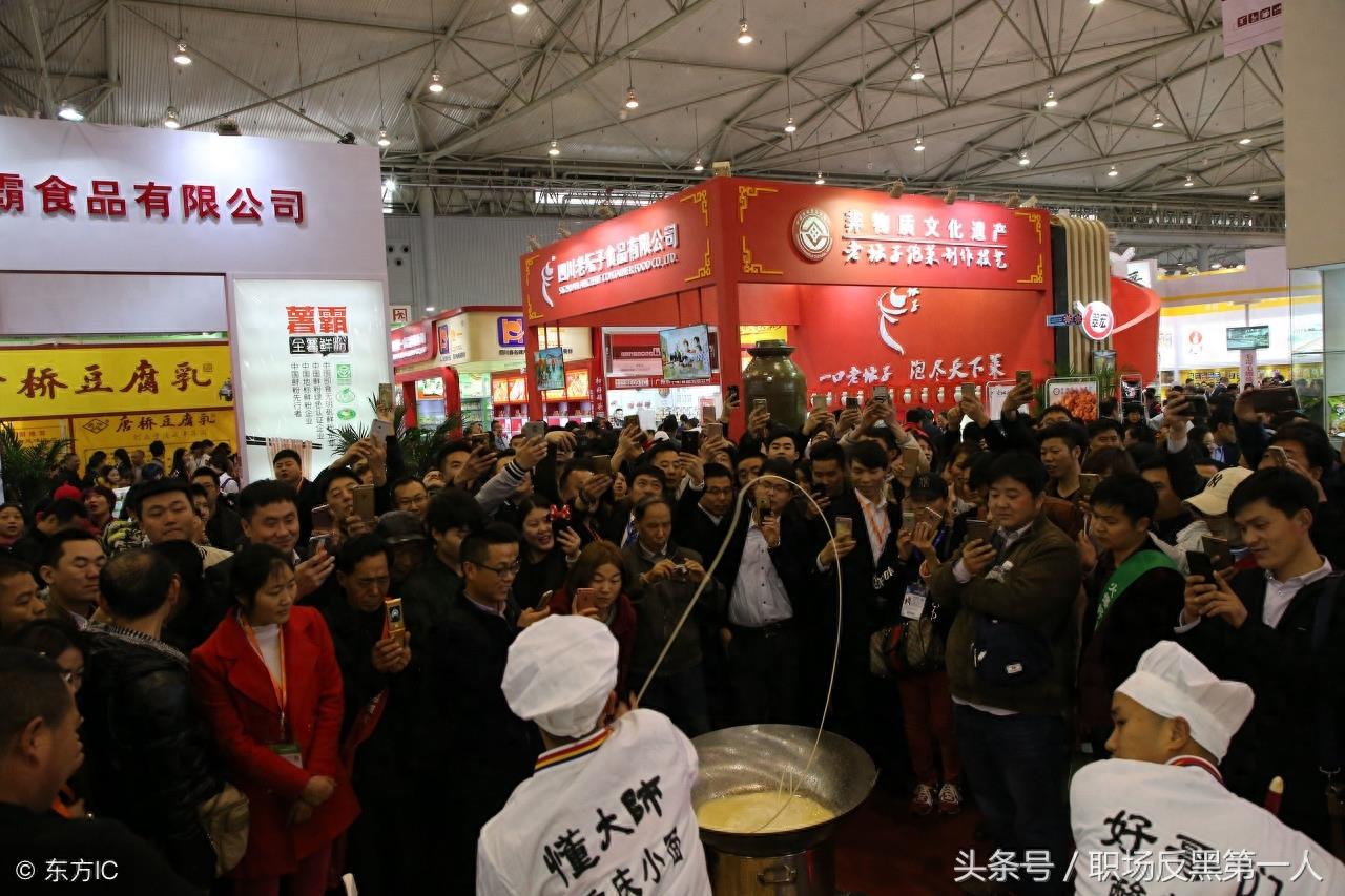 农民工田波：靠一根拉面走红，现在年收入20万，还收了一个女徒弟