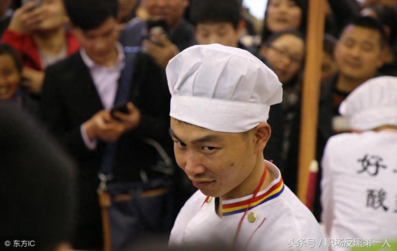 农民工田波：靠一根拉面走红，现在年收入20万，还收了一个女徒弟