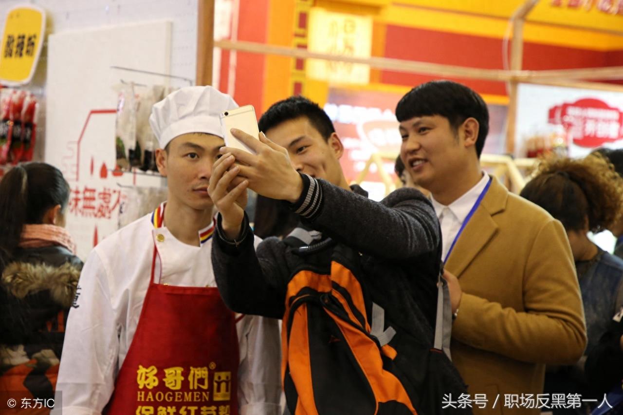 农民工田波：靠一根拉面走红，现在年收入20万，还收了一个女徒弟