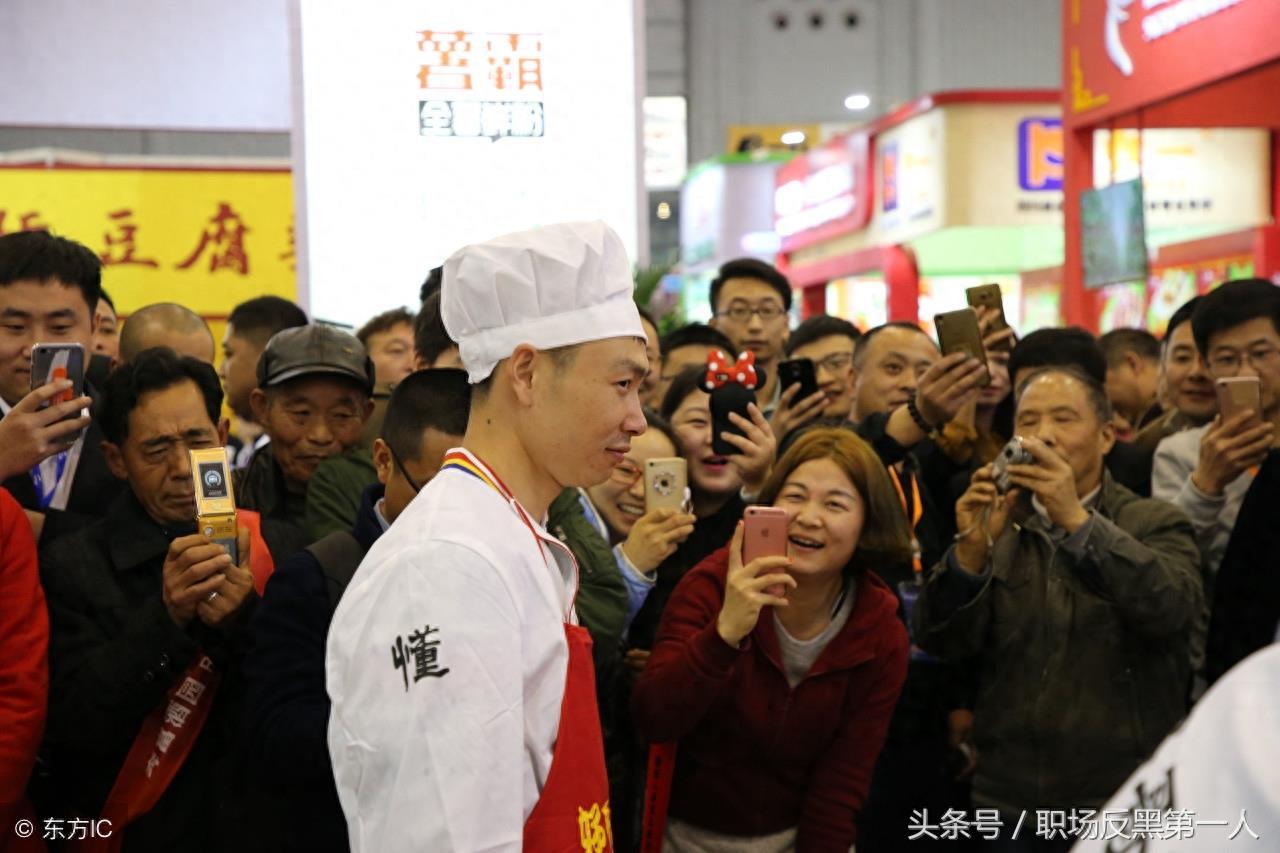 农民工田波：靠一根拉面走红，现在年收入20万，还收了一个女徒弟