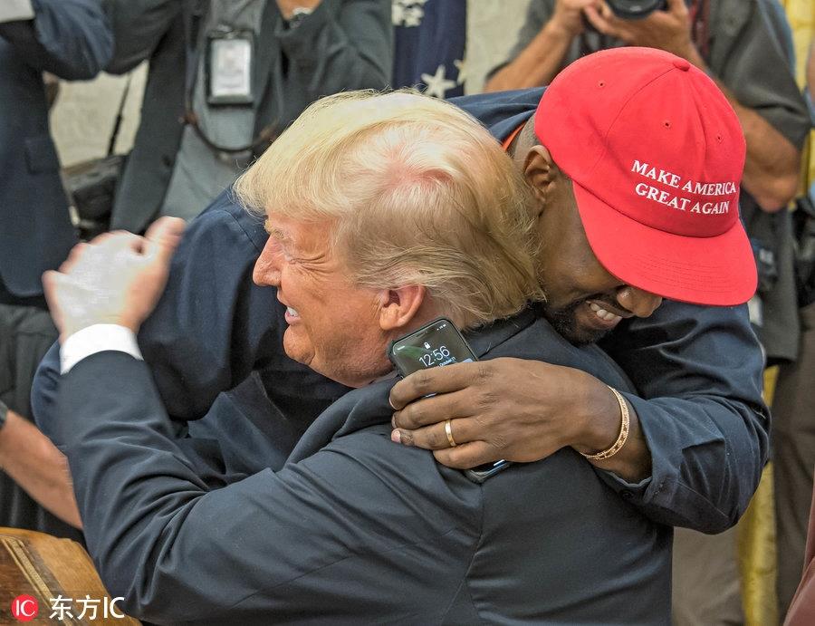 白宫有嘻哈！美国说唱歌手侃爷会晤特朗普亲切拥抱