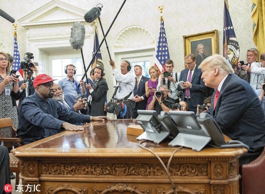 白宫有嘻哈！美国说唱歌手侃爷会晤特朗普亲切拥抱