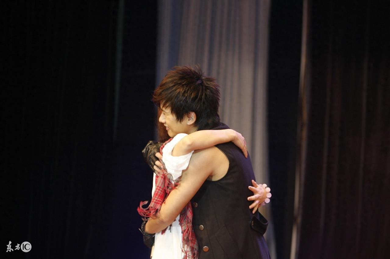 张杰获奖，8字甜蜜表白谢娜，网友：心疼隔了7年又被虐的周笔畅