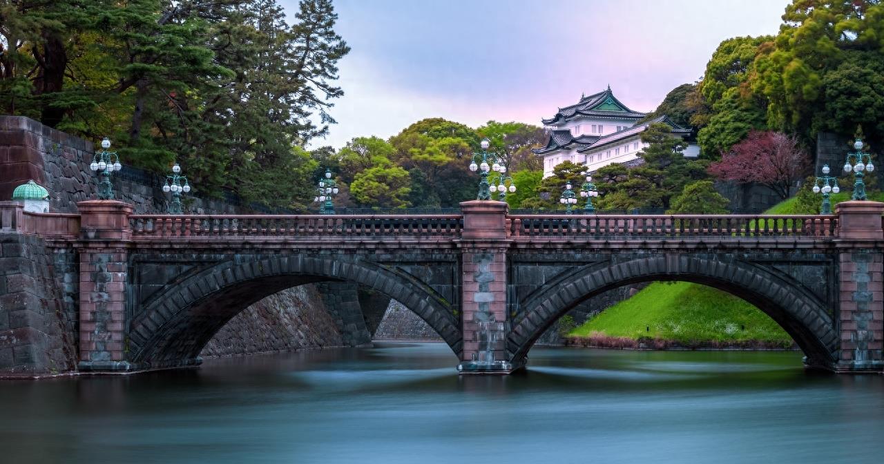 皇居是指日本天皇居住的宫殿