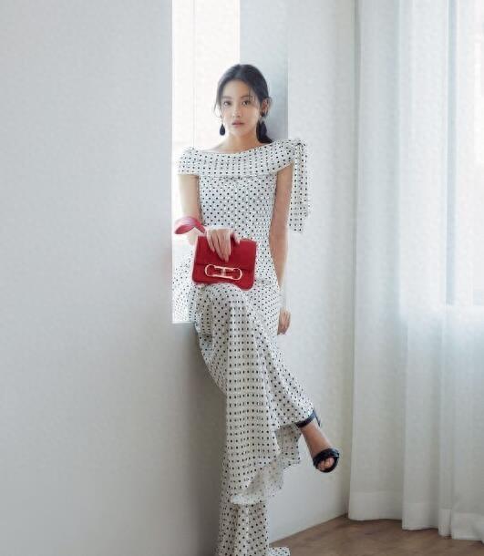 吴涟序公开恋情后首发写真 多彩造型色调活泼 吸引了广大粉丝目光