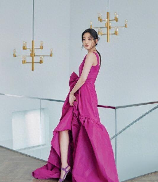 吴涟序公开恋情后首发写真 多彩造型色调活泼 吸引了广大粉丝目光