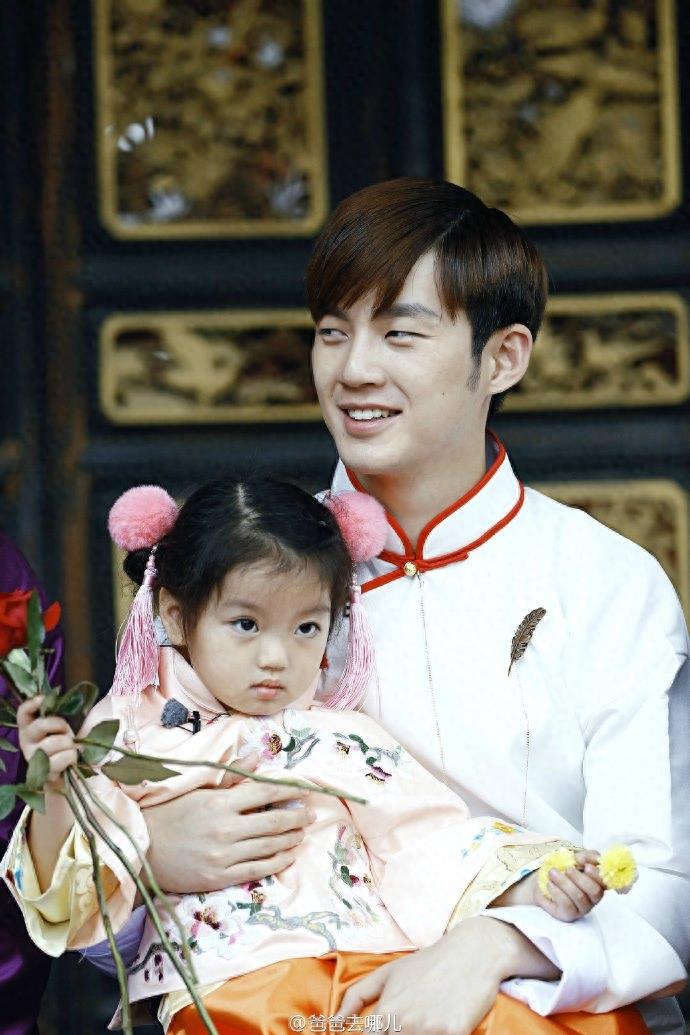 董力阿拉蕾之“人生的路要爸爸抱着走”，温馨甜蜜的父女情