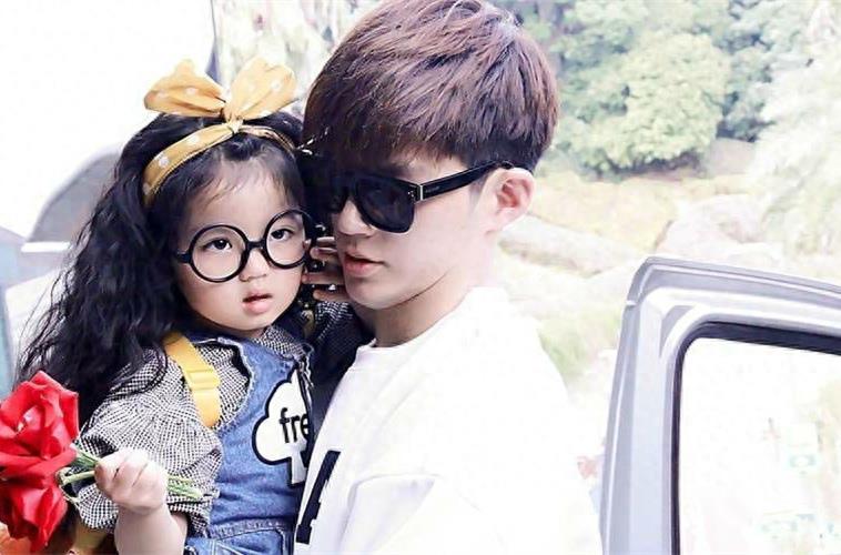 董力阿拉蕾之“人生的路要爸爸抱着走”，温馨甜蜜的父女情