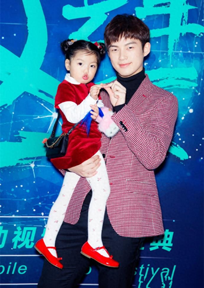 董力阿拉蕾之“人生的路要爸爸抱着走”，温馨甜蜜的父女情