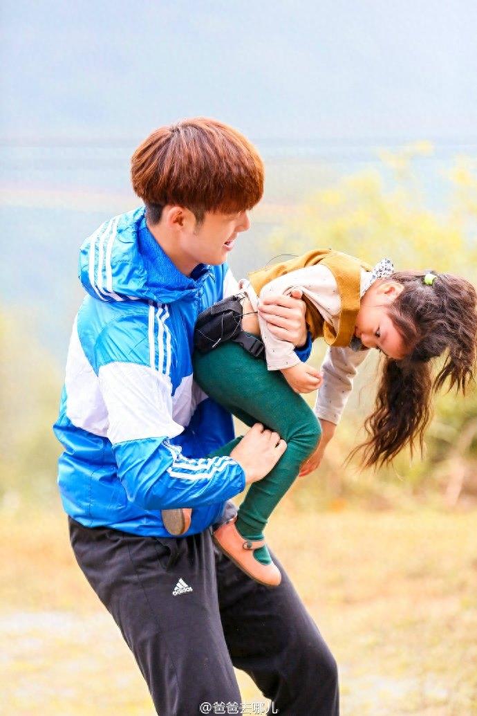 董力阿拉蕾之“人生的路要爸爸抱着走”，温馨甜蜜的父女情