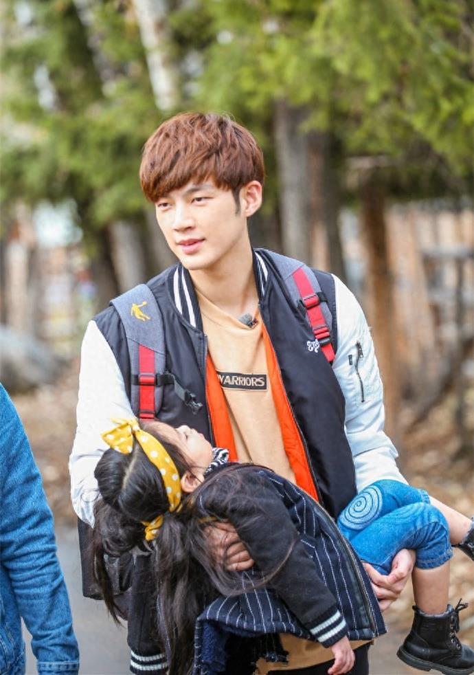 董力阿拉蕾之“人生的路要爸爸抱着走”，温馨甜蜜的父女情