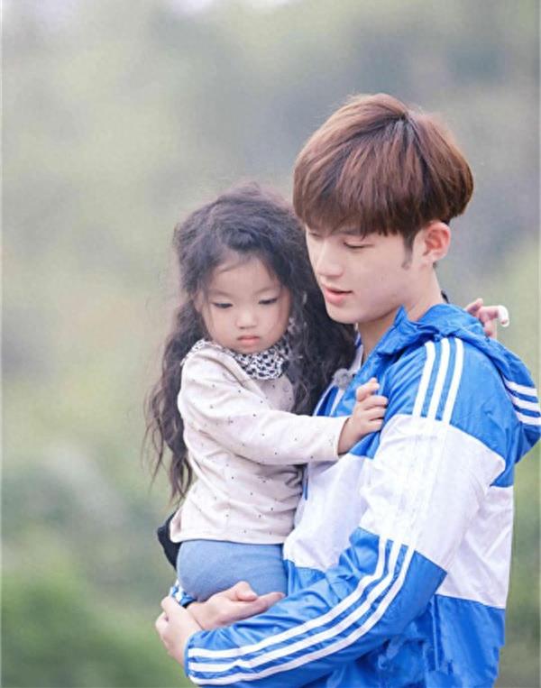 董力阿拉蕾之“人生的路要爸爸抱着走”，温馨甜蜜的父女情