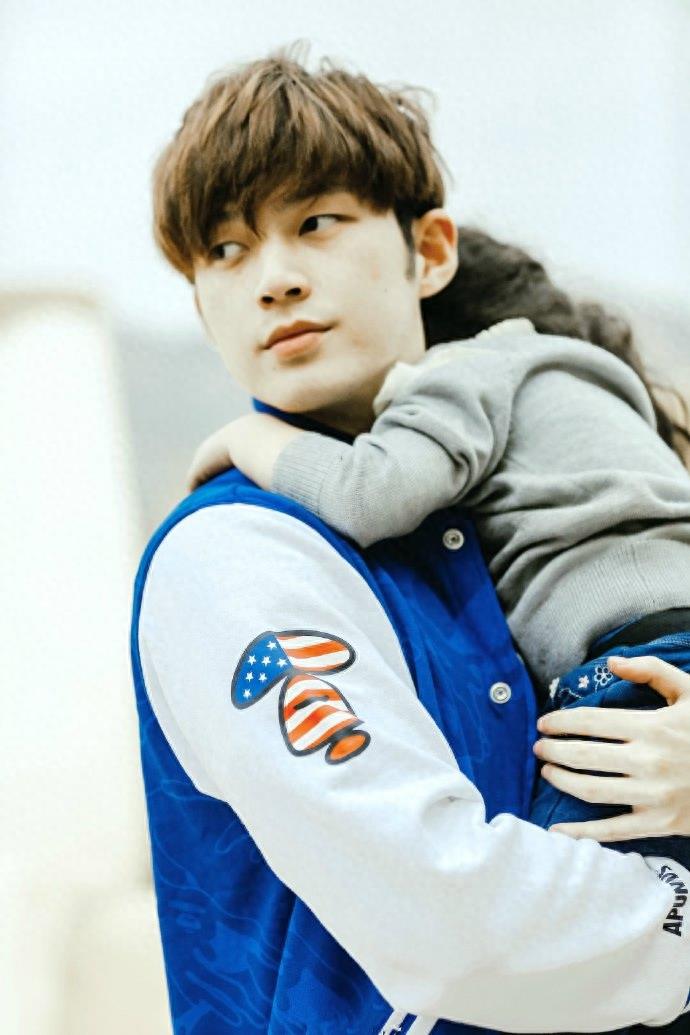 董力阿拉蕾之“人生的路要爸爸抱着走”，温馨甜蜜的父女情