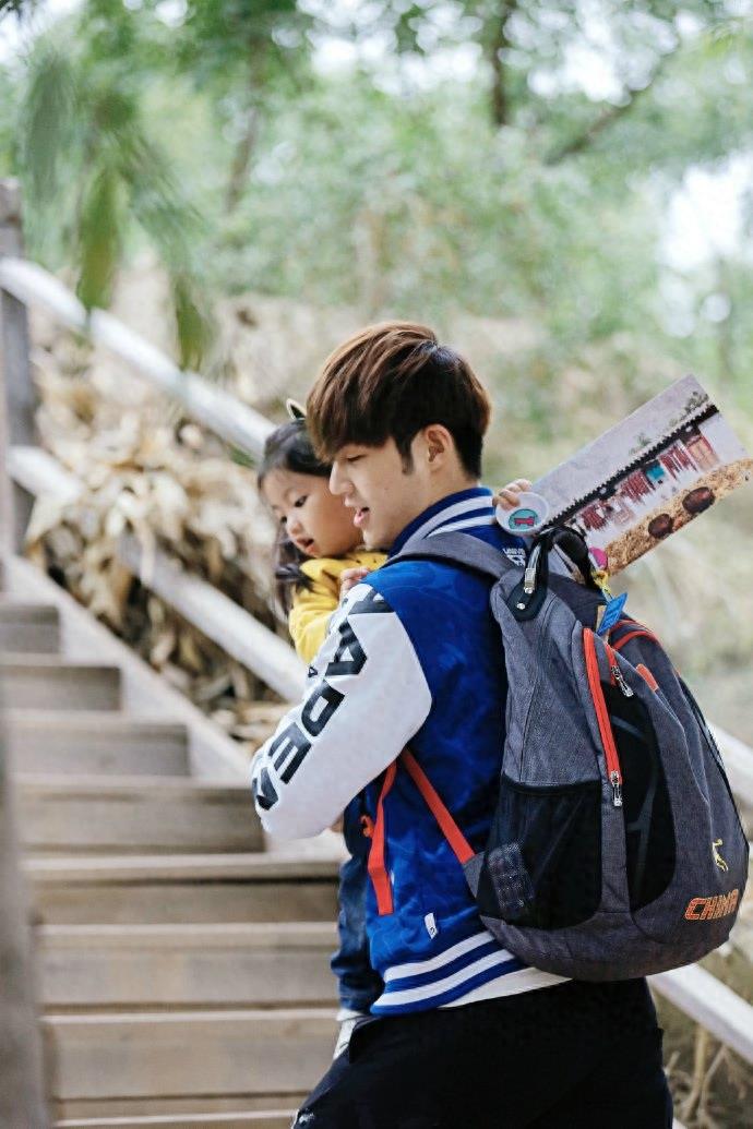 董力阿拉蕾之“人生的路要爸爸抱着走”，温馨甜蜜的父女情