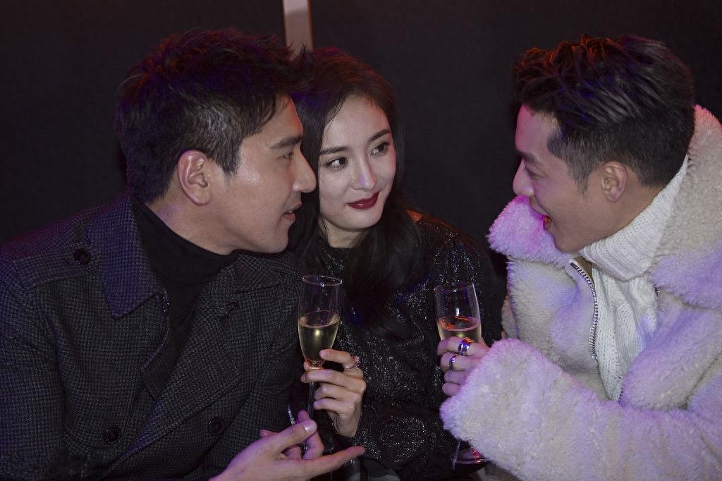 杨幂和赵又廷亲密合影，网友：真真假假分不清，分分钟钟都是戏