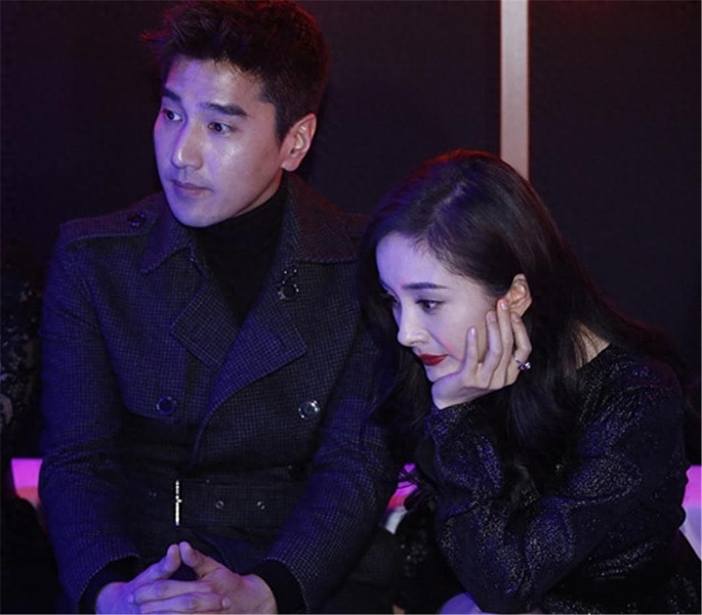 杨幂和赵又廷亲密合影，网友：真真假假分不清，分分钟钟都是戏