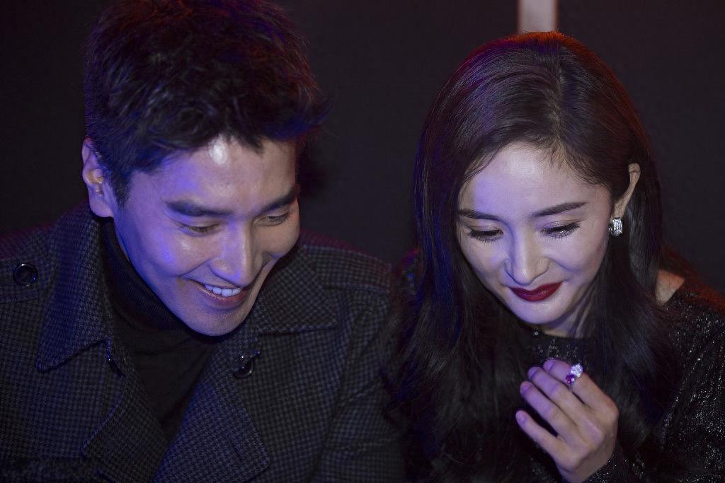 杨幂和赵又廷亲密合影，网友：真真假假分不清，分分钟钟都是戏