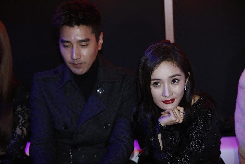 杨幂和赵又廷亲密合影，网友：真真假假分不清，分分钟钟都是戏