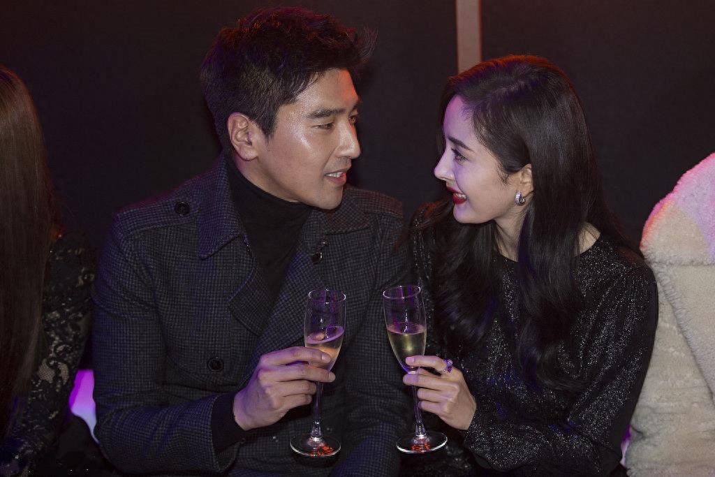 杨幂和赵又廷亲密合影，网友：真真假假分不清，分分钟钟都是戏