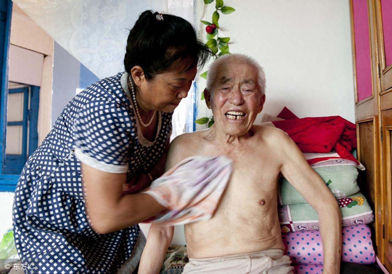 一公公疑因醉酒婚宴中强吻儿媳，对此你怎么看，这件事是真的吗