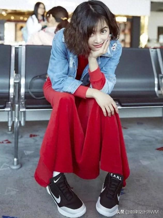 蔡依林终于换新发型了！微卷短发配红裙加牛仔，39也能美回20岁