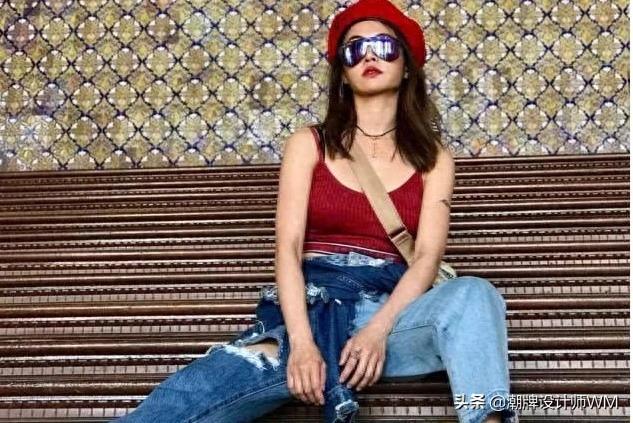 蔡依林终于换新发型了！微卷短发配红裙加牛仔，39也能美回20岁