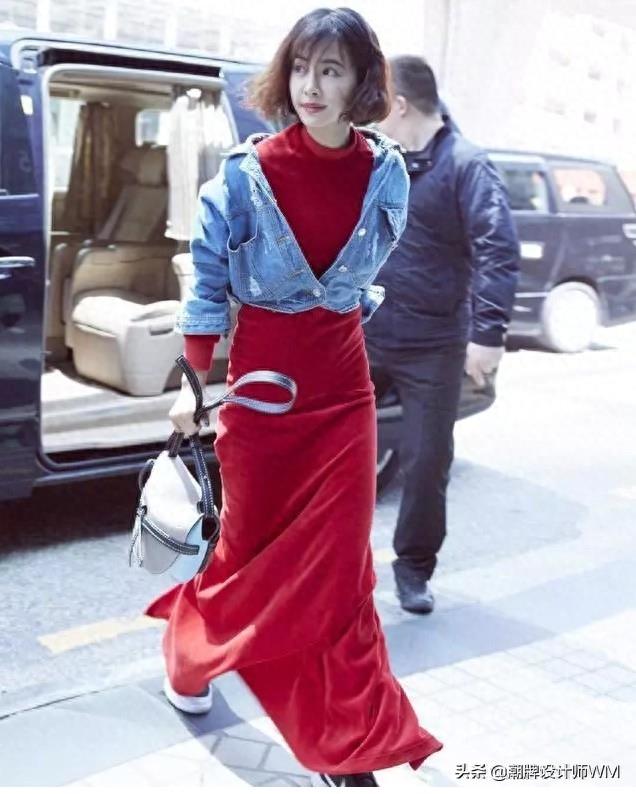 蔡依林终于换新发型了！微卷短发配红裙加牛仔，39也能美回20岁