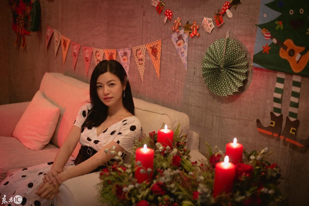 当年的青涩的‘’沈佳宜“已为人妻母，知性又漂亮