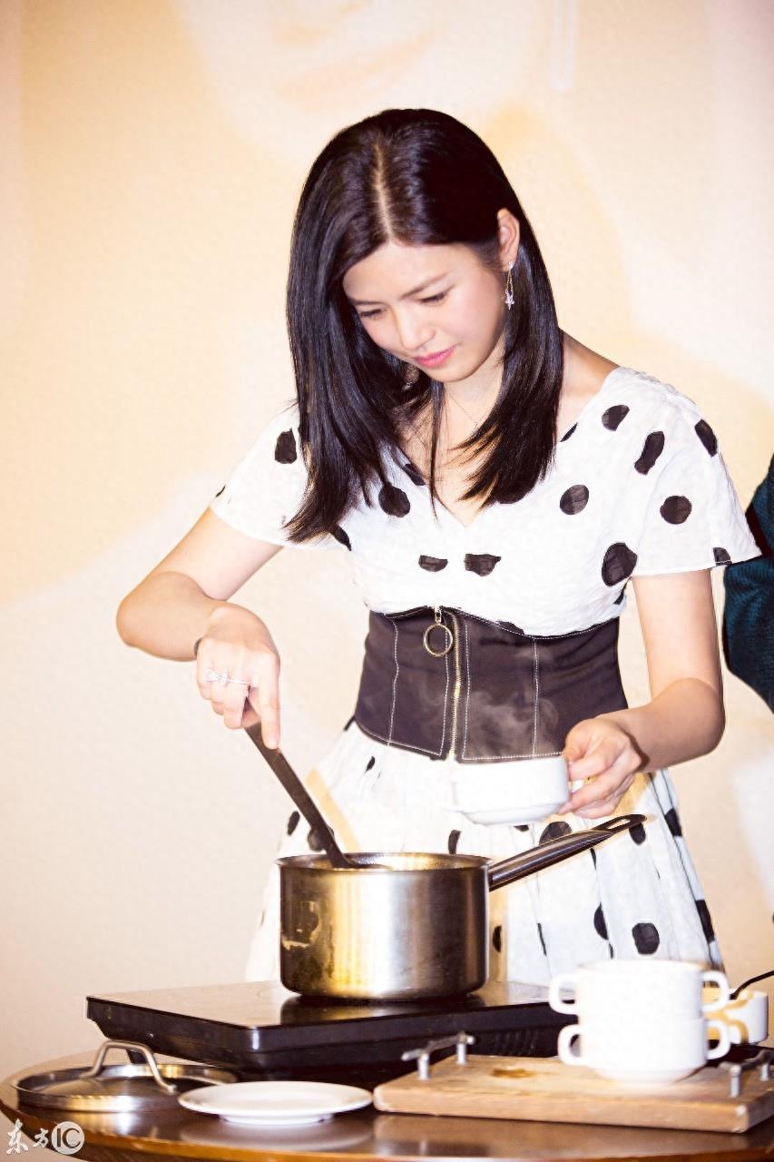 当年的青涩的‘’沈佳宜“已为人妻母，知性又漂亮