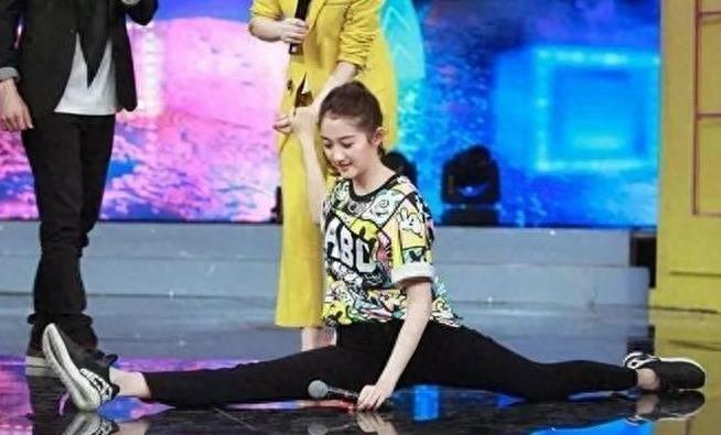 关晓彤，赵丽颖一字马惊艳众人，邓超简直辣眼睛