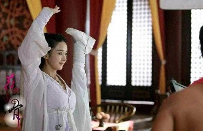 关晓彤，赵丽颖一字马惊艳众人，邓超简直辣眼睛