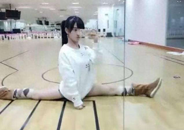 关晓彤，赵丽颖一字马惊艳众人，邓超简直辣眼睛