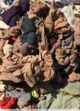 二手的丝袜摊位，不论款式与型号，一沓只卖五块钱