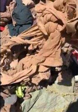 二手的丝袜摊位，不论款式与型号，一沓只卖五块钱