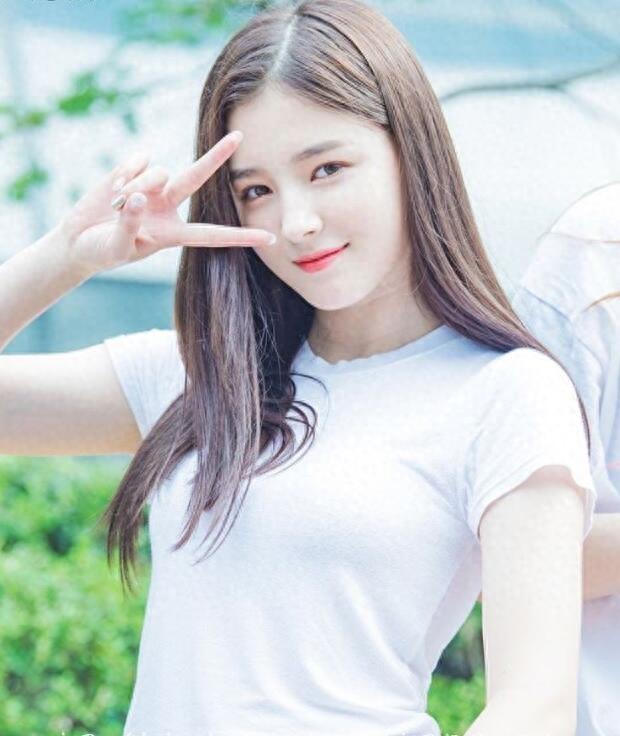 韩国新人女团《MOMOLAND》成员 NANCY 韩美混血身材超好~