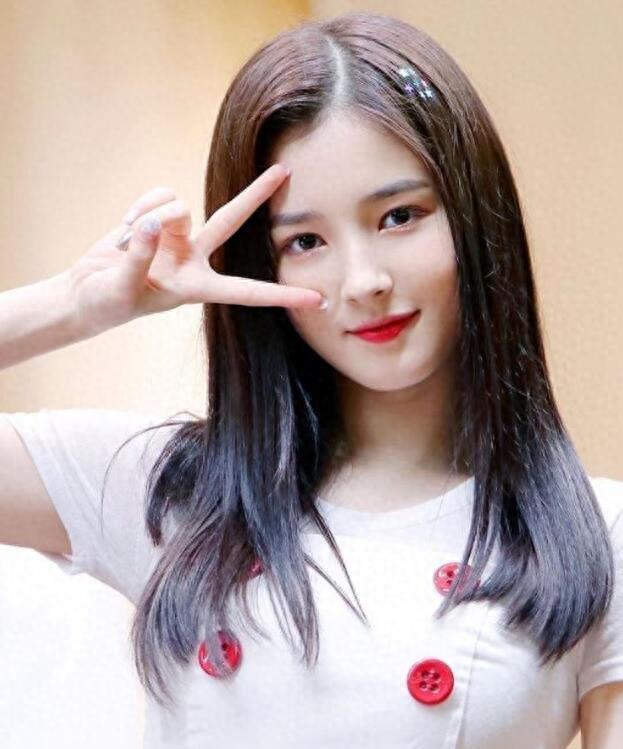 韩国新人女团《MOMOLAND》成员 NANCY 韩美混血身材超好~