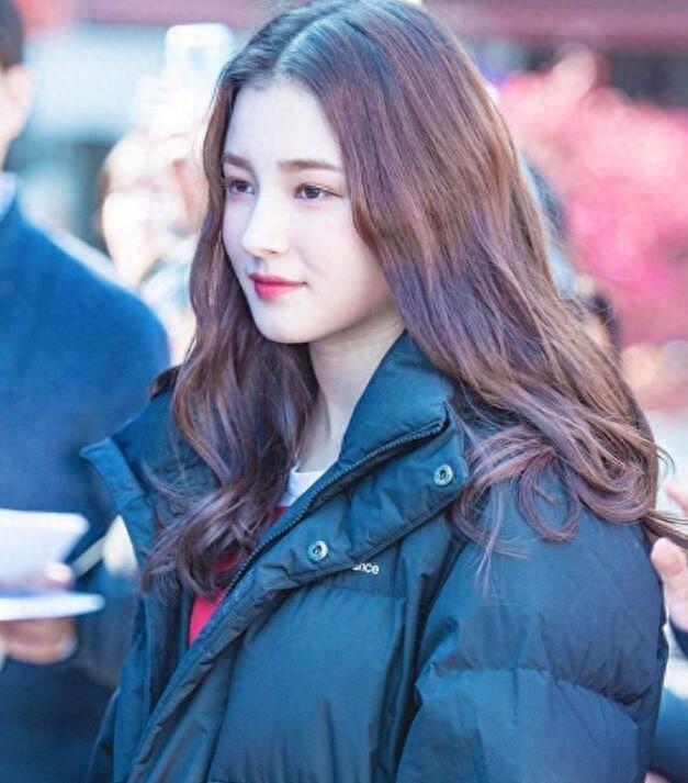 韩国新人女团《MOMOLAND》成员 NANCY 韩美混血身材超好~