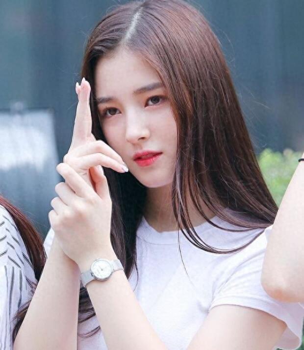 韩国新人女团《MOMOLAND》成员 NANCY 韩美混血身材超好~