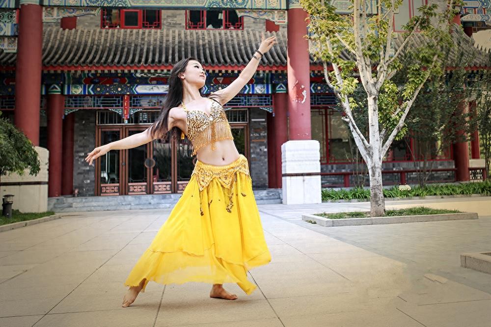 妙龄少女跳肚皮舞 轻盈舞姿显其灵气