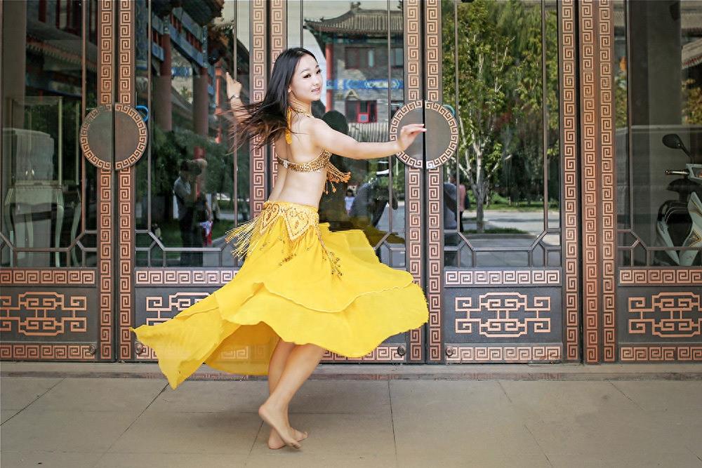 妙龄少女跳肚皮舞 轻盈舞姿显其灵气