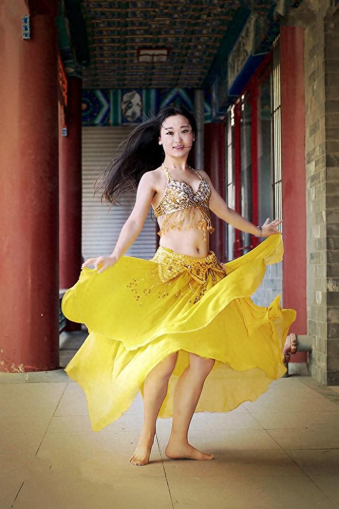 妙龄少女跳肚皮舞 轻盈舞姿显其灵气