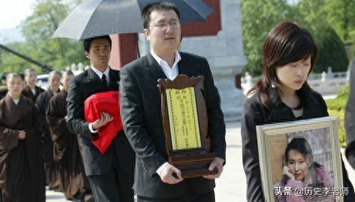 记录陈晓旭葬礼现场:临终前对父亲说了五个字,图9邓婕悲伤欲绝