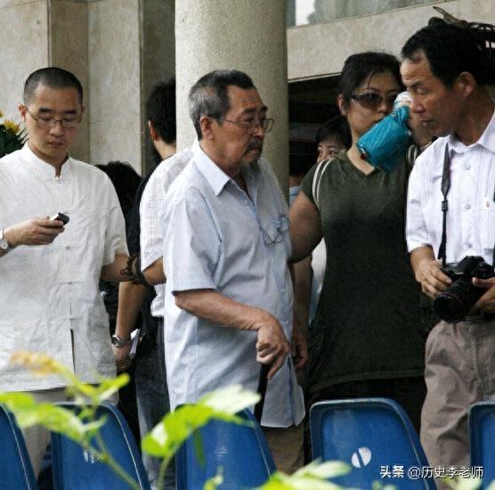 记录陈晓旭葬礼现场:临终前对父亲说了五个字,图9邓婕悲伤欲绝