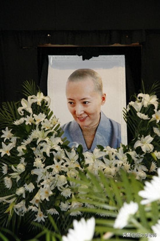 记录陈晓旭葬礼现场:临终前对父亲说了五个字,图9邓婕悲伤欲绝