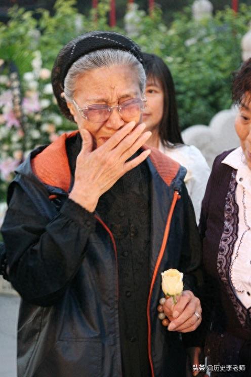 记录陈晓旭葬礼现场:临终前对父亲说了五个字,图9邓婕悲伤欲绝