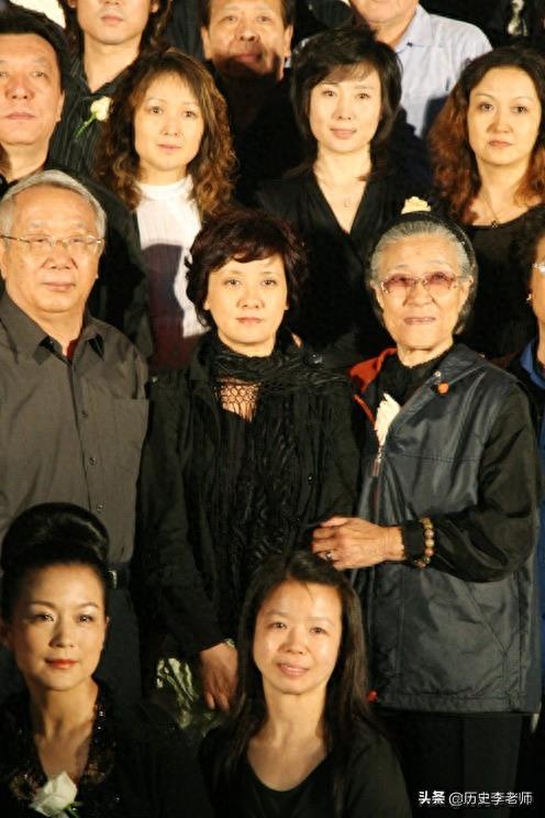 记录陈晓旭葬礼现场:临终前对父亲说了五个字,图9邓婕悲伤欲绝