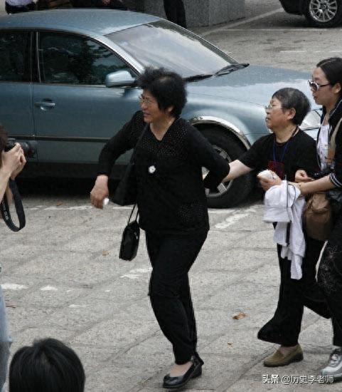 记录陈晓旭葬礼现场:临终前对父亲说了五个字,图9邓婕悲伤欲绝