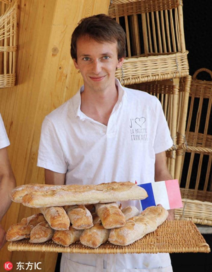 法国欲为“法棍”面包申遗 马克龙表示支持
